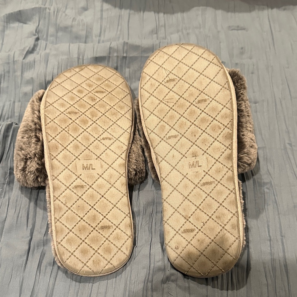 Lemon Women's Fuzzy Gray Slippers - Picture 2 of 3